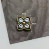 Nuevos Accesorios de Trébol de Cuatro Hojas Completamente Diamantados Pendientes Retro Super Brillantes Pasador de Pelo Ropa Accesorios DIY Accesorios Vestidos de Oro Viejo