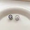 Pendientes pequeños únicos de estilo francés para mujer, accesorios para orejas de metal, pendientes de nicho para mujer, nuevo modelo popular 2026 con un toque de alta gama