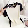 Camiseta de Tricô Manga Curta Color Block Gola Redonda Fashion Feminina Verão 2026 Nova Versátil Redutora de Idade Emagrecedora Top Fino