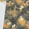 Elegante tela jacquard de seda estilo chino, reminiscentes del brocado de la dinastía Song, adecuada para prendas de abrigo de mujer, vestidos, chalecos y bolsos, con un patrón floral clásico.