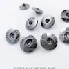 Botões de Roupa Masculina, Fábrica de Acessórios de Vestuário, Quatro Botões Vazados Gravados Galvanizados Ecologicamente Corretos Cor de Arma Pendurada Quatro Botões