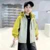 Jaqueta Infantil Estilo Primavera e Outono Corta-vento 2026 Novas Roupas de Outono Crianças Médias e Grandes Meninos Roupas de Outono Travesso Bonito Moderno
