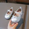 Zapatos de piel para niña para primavera y otoño, nuevo estilo con lazo de perlas, zapatos de princesa para niños, zapatos de vestir sencillos para niñas pequeñas, zapatos para caminar para bebés