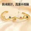 Pulsera de Acero Inoxidable en Nuevo Estilo Chino con Diseño Hueco de Rama Retro, Chapada en Oro de 18 Quilates, Ágata Roja Natural, Calcedonia Verde y Perlas