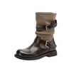 Botas de moda estilo vintage, com acabamento desgastado, para mulheres, coleção outono/inverno 2026, apresentando um acabamento com lavagem de cor, saltos grossos, solas espessas, um detalhe de fivela de cinto e um design franzido na altura da panturrilha.
