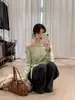 Top de punto verde claro estilo coreano sin hombros para mujer, nuevo diseño de primavera 2026, cintura sutilmente ceñida, top estilizado y elegante