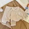 Novo conjunto de pijama infantil para casa, pijama de flanela xadrez com estampa de desenho animado e mangas compridas, conjunto de pijama unissex para bebê com gola, conjunto de duas peças