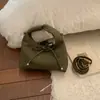 Bolsa de designer de nicho outono 2026 nova bolsa de ombro transversal de cor sólida para trabalho e deslocamento, bolsa de axila estilosa e chique