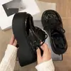 Sapatos femininos de couro populares com sola grossa para aumentar a altura, novos sapatos de cadarço versáteis estilo retrô britânico para o outono de 2026 para combinar com saias
