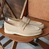 Zapatos loafer retro para hombre con grulla de almohada blanca, zapatos casuales slip-on de cuero suave y gamuza, punta redonda, suela plana, zapatos casuales para mujer