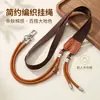 Cordón tejido minimalista en tonos tierra con hebilla de cuero, expertamente elaborado para una sensación cómoda, adecuado para teléfono, llaves, oficina e identificación de trabajo