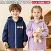 Chamarra de plumón impermeable y resistente a las manchas para otoño e invierno para niños, adecuada para niños mayores, con cierre y diseñada para usar como prenda exterior, tanto para niños como para niñas.