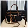 Bolso de axila estilo retro casual para mujer, nuevo modelo 2025, bolso tote de gamuza de gran capacidad, bolso de hombro simple para el día a día