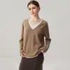 Novo suéter de cashmere com blocos de cor, camada dupla, gola V, falso duas peças para outono e inverno, camisa base solta e versátil para mulheres