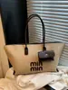 Bolsa de Grande Capacidade para Mulheres no Outono e Inverno, Bolsa de Ombro Simples Versátil 2025, Bolsa Tote Texturizada Popular para o Dia a Dia deste Ano