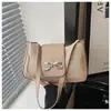 Nuevo diseño de moda con lazo, simple, casual, retro, color liso, bolso pequeño cuadrado de un solo hombro para debajo del brazo de verano 2026 para mujer