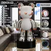 Ornamento de Chão Gigante Extra Grande (1,85m) de Urso Cartoon DJ com Strass e Vidro para Decoração de Interiores de Hotel e Pousada