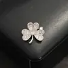 Broche de Trevo de Prata Exquisito Versátil Moda Cravejado de Diamantes Elegante Versátil Anti-Exposição Broche de Lapela Unissex