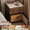 Cofre Inteligente Residencial com Mesa de Cabeceira Integrada, Cofre Antifurto Protegido por Senha, Armário Multifuncional para Quarto com Carregamento Sem Fio