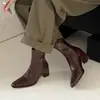 Botines Delgados Elegantes de Suela Silenciosa para el Trabajo Otoño/Invierno 2026 Tacón Grueso Tacón Alto Punta Cuadrada Pequeña Elásticos que Envuelven la Pierna Versátiles Botines para Mujer