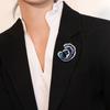 Nuevo broche creativo de cristal en aerosol de lujo ligero, estilo retro, para mujer, pequeño traje, elegante broche con corpiño de diamantes de imitación, accesorios de alta gama.