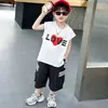 Roupas de Verão para Meninos Conjunto de Calça Cargo com Coração e Colete 2026 Novo Estilo de Verão Cool Bebê Celebridade da Internet Conjunto de Duas Peças da Moda