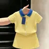 Conjunto de punto fino amarillo de verano 2026 para niñas estilo coreano, falda de manga corta con cuello Polo retorcido para bebé