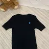 Suéter de punto trenzado de manga corta color crema con forma de corazón bordado para mujer, top casual elegante y juvenil para primavera y verano