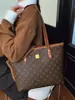 Bolsa Tote de Luxo Leve para Presbiopia Bolsa de Grande Capacidade Feminina 2025 Nova Inverno de Alta Qualidade para Comutação Bolsa de Axila Bolsa de Ombro