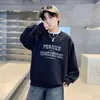 Nueva sudadera de manga larga de moda y genial para 2026, con cuello redondo y estampado de letras, diseñada para niños y niños mayores, que ofrece un look casual, elegante y a la moda