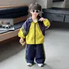 Traje para Niños 2026 Primavera y Otoño Nuevo Elegante Estilo Coreano para Niños Chaqueta Cortavientos Bebé Estilo Urbano Conjunto de Dos Piezas Moderno