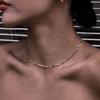 Collar con colgante de cruz de diseño avanzado de lujo ligero para mujer, estilo retro frío europeo y americano, con cadena de hueso de serpiente y cuchilla de doble capa, collar americano