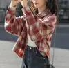 Camisa corta de manga larga a cuadros sueltos cepillados retro, nueva para principios de primavera, para figuras petite, adecuada para primavera y otoño.
