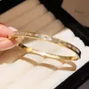 Pulsera de Acero Inoxidable con Hebilla Retorcida Rayada de Circonita, Color Dorado, Pulsera Simple y de Moda, Lujo Ligero, Sensación de Alta Gama, Accesorio de Mano Versátil
