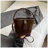 Otoño 2025 Nueva Moda Bolso Cubo Casual Diseño Retro Estilo Occidental Bolso de Hombro Cruzado Bolso de Mano con Textura para Mujer