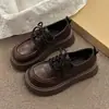 Sapatos femininos de couro estilo JK versáteis de sola grossa, novo modelo outono 2026, tênis casuais com cadarço para aumentar a altura para mulheres estudantes