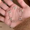 Artesanato Pesado! Pulseira Vintage Escovada Oca de Trevo de Quatro Folhas para Mulheres, Joias Florais de Luxo Leve de Nicho de Alta Qualidade