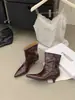 Novas Botas Curtas Outono/Inverno 2026, Botas Femininas de Salto Médio Bico Fino, Botas Europeias e Americanas de Cano Médio, Tamanhos 35-40