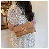 Nova Bolsa de Palha Estilo Férias com Tampa Flip e Alça Única, Bolsa Tecida Casual, Bolsa Feminina Estilo Europeu e Americano, Bolsa com Trava de Torção e Múltiplos Compartimentos com Corrente