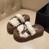 Zapatillas de algodón estilo nuevo que aumentan la altura, inspiradas en Chanel, con hebilla, suela gruesa de lana de cordero, otoño/invierno 2026, zapatillas peludas para exteriores para mujer
