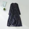 Foto real de vestido largo de otoño 2026 estilo étnico retro artístico de algodón y lino con estampado de flores pequeñas, manga larga, corte holgado, para usar en capas o como prenda exterior