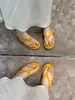 Versión de cuero suave de las nuevas chanclas casuales estilo vacacional, nuevas sandalias planas de tiras para vacaciones de verano al aire libre en la playa