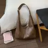Bolsa Tote Rivet Casual para o Trabalho Nova Primavera Grande Capacidade Estilo Retrô Feminina de Alto Valor Ombro Único Sob o Braço