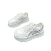 Zapatillas blancas de suela blanda para mujer, zapatillas de plataforma de suela gruesa, modelo de otoño 2026, populares en línea, zapatos casuales deportivos de cuero para viajar