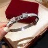 Pulseira Nó de Zircônia Oca Galvanizada com Ouro Real 18K, Pulseira de Luxo Leve de Alta Qualidade, Acessório de Mão Moderno e Versátil para Mulheres