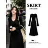 Vestido tejido negro de manga larga con cuello en V para mujer, adecuado para principios de otoño como capa base debajo de una gabardina, un vestido largo ajustado para usar a principios de otoño