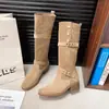 Botas longas de couro macio estilo retrô, bico redondo, estilo deserto, nova coleção outono/inverno 2026, design versátil com fivela de cinto plissada, efeito emagrecedor, botas de cano alto