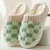 Pantuflas de Algodón para Mujer en Invierno Estilo Nuevo para Parejas Uso en Interiores y Hogar Suela Gruesa Antideslizante Punta Cómoda Pantuflas Peludas Cálidas para Hombre