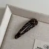Pinza para el pelo de tela con estampado de leopardo, un accesorio elegante y chic para mujer, perfecto para el uso diario, con un diseño de flequillo lateral, y una pinza versátil que se puede usar de diversas maneras. Nuevo estilo
