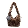 Bolsa de Peluche Nueva Otoño e Invierno 2025 Bolso de Mujer con Estampado de Leopardo Vintage Bolso de Hombro de Moda Bolso Cruzado de Gran Capacidad Bolso de Felpa